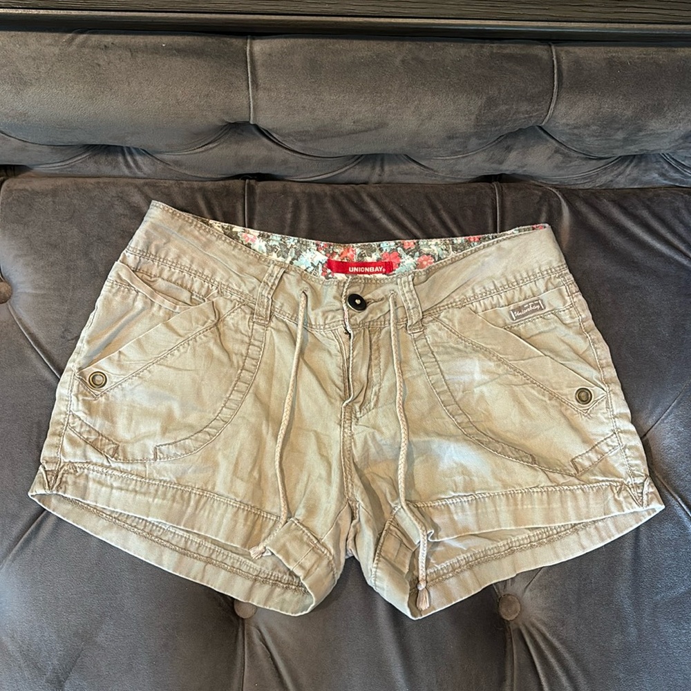 cargo shorts! size: juniors 3